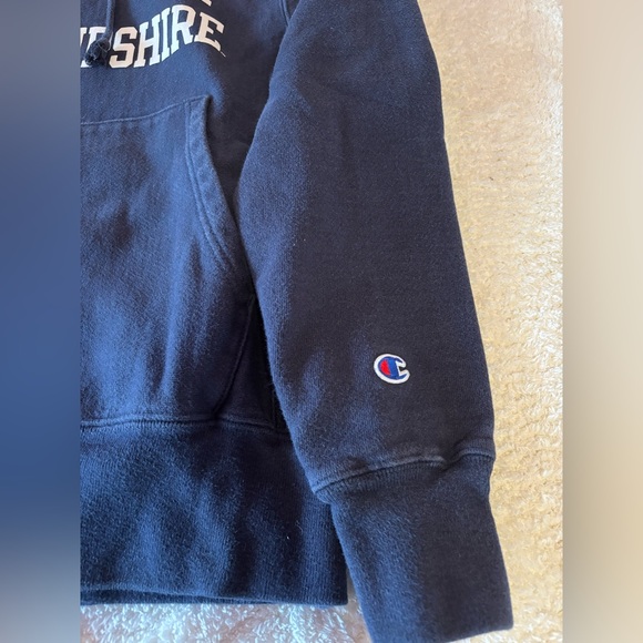 University of New Hampshire Sweatshirt - Picture 7 of 8